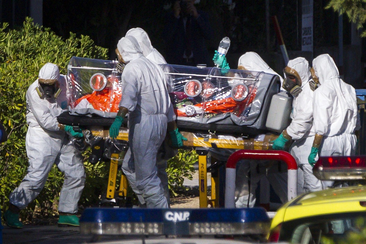 Eigene Belüftung für die Bahre, Schutzanzüge und Atemmasken: Das Virus ist höchst ansteckend und es müssen vielfältige Vorkehrungen getroffen werden, um eine Ausbreitung zu vermeiden.&nbsp;