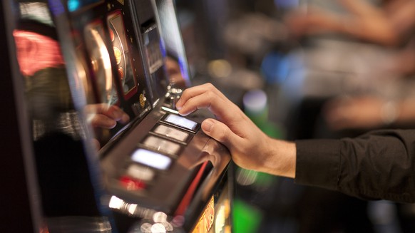 Casino visitors play at the slot machines at the Grand Casino Baden in Baden in the canton of Aargau, Switzerland, pictured on February 29, 2012. (KEYSTONE/Gaetan Bally)

Casino-Besucherinnen spielen  ...