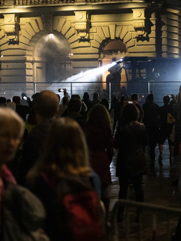 Die Polizei setzt den Wasserwerfer gegen die Demonstranten auf dem Bundesplatz ein, waehrend einer Demonstration gegen die Massnahmen im Zusammenhang mit dem Coronavirus, am Donnerstag, 16. September  ...