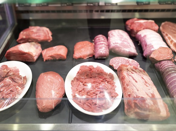 Schweizerinnen und Schweizer kaufen im Vergleich mit Deutschland eher teureres und edleres Fleisch ein. Dies erklärt neben der Preisdifferenz auch, dass die Schweizer Haushalte fast doppelt so viel Ge ...