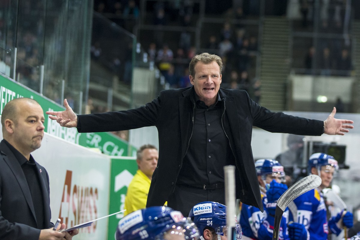 EHC Kloten Cheftrainer Kevin Schlaepfer, rechts, und Assistenztrainer Niklas Gaellstedt (Gallstedt) waehrend dem Eishockey-Meisterschaftsspiel der National League zwischen dem EHC Kloten und dem EV Zu ...