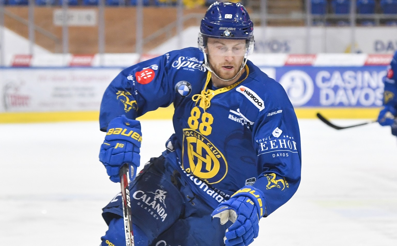 Davos&#039; Dario Meyer, links, gegen Zuerichs Alexander Braun, im vierten Eishockey-Spiel der Abstiegsrunde der National League zwischen dem HC Davos und den ZSC Lions, am Dienstag, 19. Maerz 2019, i ...