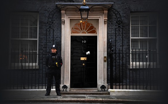 epa09715762 A policeman stands guard outside 10 Downing Street in London, Britain, 29 January 2022. There is growing anger amongst MP&#039;s and the public that the Met Police have deliberately delaye ...