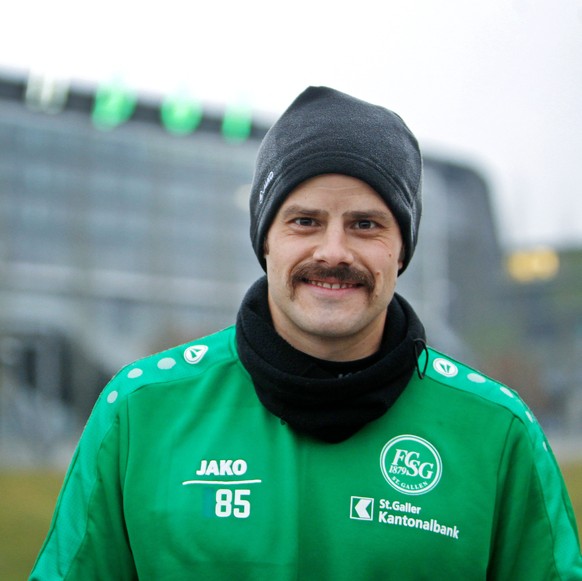 FC St. Gallen Rueckkehrer Tranquillo Barnetta posiert bei seinem ersten Training mit dem kybunpark im Hintergrund fuer den Fotografen, aufgenommen am Montag, 14. November 2016, beim Fussball Training  ...