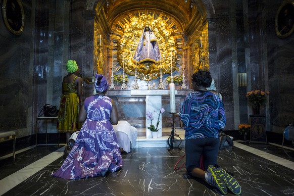Afrikanische Pilger beten zur Schwarzen Madonna nach der Eucharistiefeier an der 5. afrikanischen Wallfahrt in der Klosterkirche am Samstag, 29. August 2015, in Einsiedeln. Heute Samstag pilgern die A ...