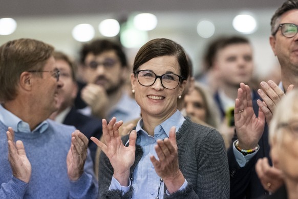 Eva Biland, FDP, Mitte, klatscht bei der Bekanntgabe der Zwischenresultate, am Tag der Gesamterneuerungswahlen von Regierungsrat und Grossem Rat des Kantons Basel-Stadt, am Sonntag, 20. Oktober 2024 i ...