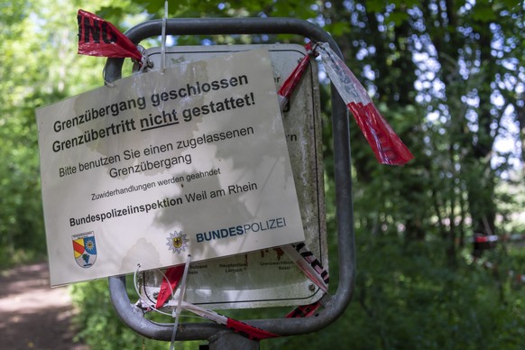 Eine mit Absperrband geschlossene gruene Grenze zwischen der Schweiz und Deutschland im Naherholungsgebiet Lange Erlen in Basel am Sonntag, 3. Mai 2020. (KEYSTONE/Georgios Kefalas)