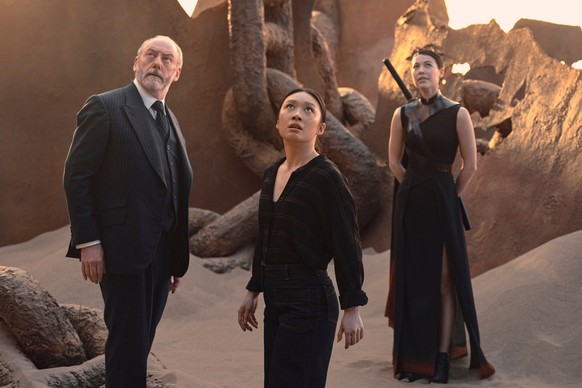 3 Body Problem. (L to R) Liam Cunningham as Wade, Jess Hong as Jin Cheng, Sea Shimooka as Sophon in episode 105 of 3 Body Problem. Cr. Ed Miller/Netflix © 2024