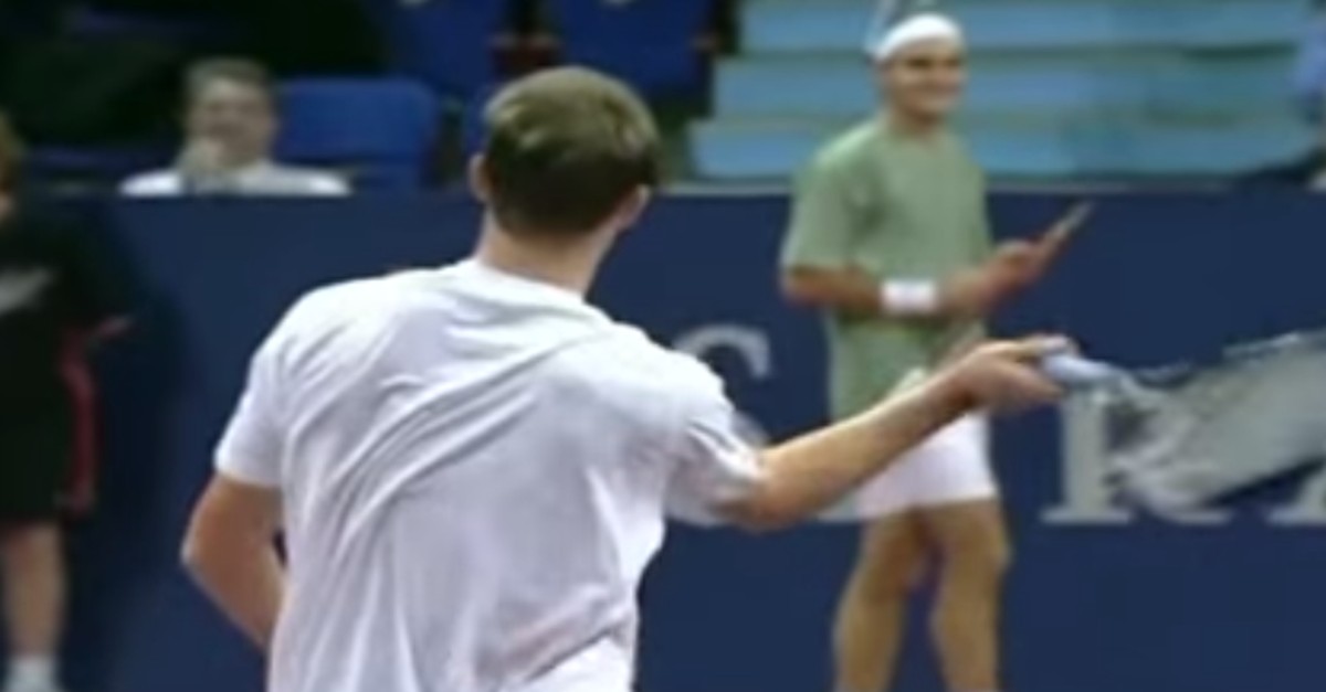 Nach-Federers-Gegensmash-schmeisst-Roddick-frustriert-sein-Racket-weg