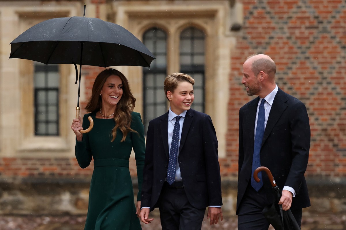KEYPIX - Britain's Kate, Princess of Wales, left, and Britain's Prince William walk with their 13-year-old son, Britain's Prince George, as he arrives for his first day at Eton College, ...