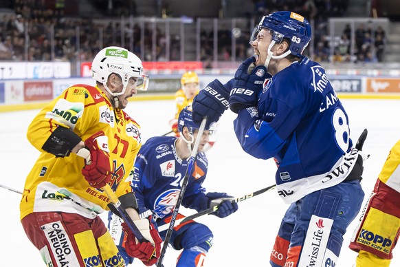 Zuerichs Juho Lammikko, rechts, reagiert im zweiten Eishockey Playoff Halbfinalspiel der National League zwischen den ZSC Lions und dem EHC Biel am Samstag, 1. April 2023 in der Swiss Life Arena in Zu ...