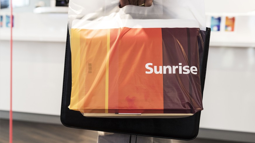 ARCHIV - ZUM GEWINNSPRUNG BEIM TELEKOMKONZERN SUNRISE STELLEN WIR IHNEN DIESES ARCHIVBILD ZUR VERFUEGUNG - A customer carries a Sunrise plastic bag at a Sunrise Shop of the telecommunications provider ...