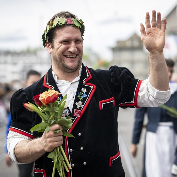 Schwingerkoenig Armon Orlik am traditionellen Umzug der Zuenfte am Zuercher Sechselaeuten am Montag, 20. April 2026 in Zuerich. (KEYSTONE/Andreas Becker)