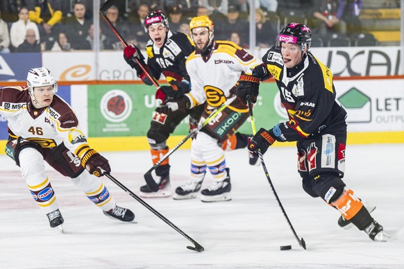 Vili Saarijaervi (GSHC) ,links, kaempft um den Puck mit Miro Aaltonen (SCB) ,rechts, im Eishockey Meisterschaftsspiel der National League zwischen dem SC Bern dem Geneve -Servette HC, am Freitag, 12.  ...