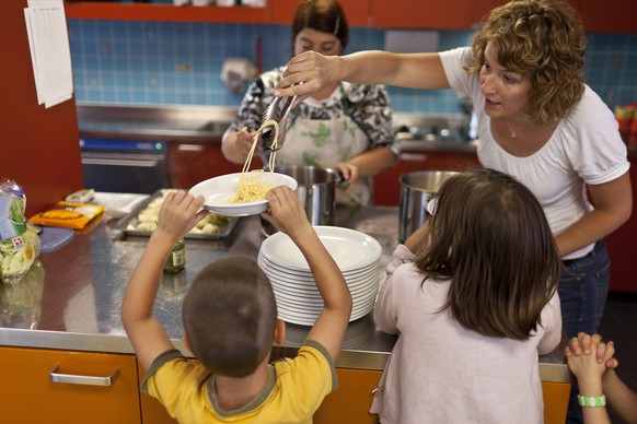 Wie die Stadt Zürich sollten alle Familien die Möglichkeit haben, ihre Kinder gratis oder massiv subventioniert in die Krippe zu schicken. Das bundesweite Krippennetzwerk sollte zweisprachig sein. Dam ...