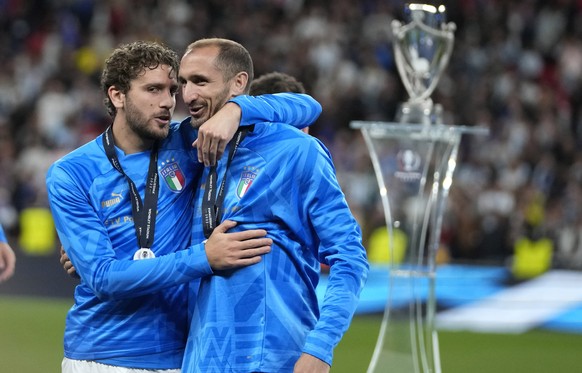 Italy&#039;s Giorgio Chiellini is hugged by Italy&#039;s Manuel Locatelli during the Finalissima soccer match between Italy and Argentina at Wembley Stadium in London , Wednesday, June 1, 2022. (AP ph ...