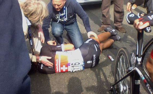 Der erste von zwei verhängnisvollen Stürzen: Cancellara bricht sich an der Flandern-Rundfahrt das Schlüsselbein.