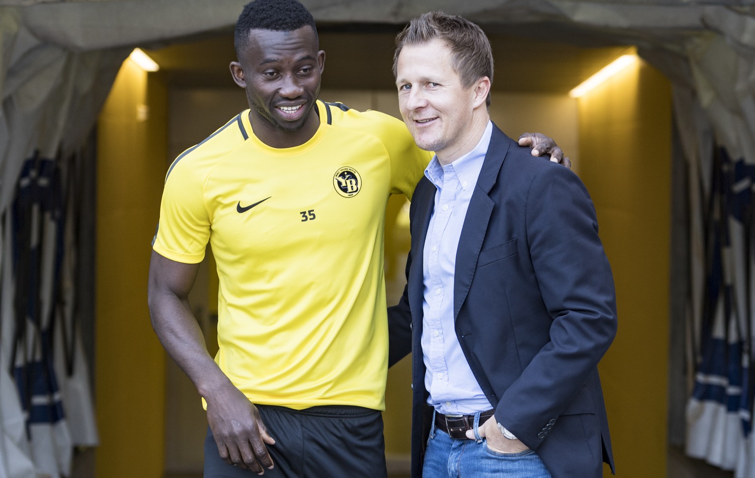 Der Sportchef des BSC Young Boys, Christoph Spycher, rechts, diskutiert mit seinem Spieler Sekou Sanogo vor dem ersten Training der Saison 2018/19 der Fussball Super League, am Mittwoch, 20. Juni 2018 ...