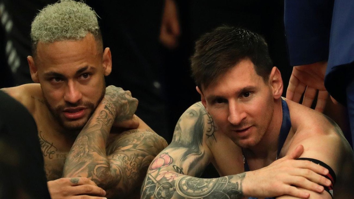 epa09336516 Argentina's Lionel Messi (R) speaks with Brazil's Neymar Jr after the Copa America 2021 final between Argentina and Brazil at the Maracana Stadium in Rio de Janeiro, Brazil, 10 J ...