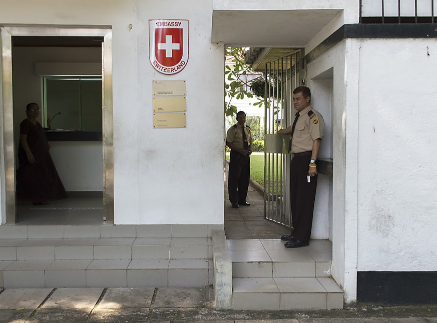 Sicherheitskräfte in der Schweizer Botschaft Sri Lankas in Colombo. (Archivbild)