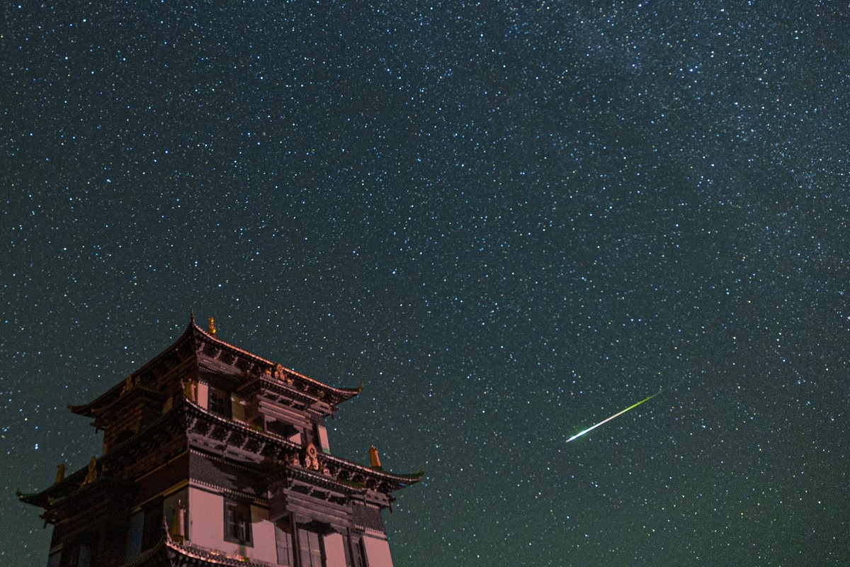 Meteorstrom Perseiden am Nachthimmel, Eindrücke GOLOG, CHINA - AUGUST 13: A meteor streaks across the sky during the Perseid meteor shower on August 13, 2023 in Golog Tibetan Autonomous Prefecture, Qi ...
