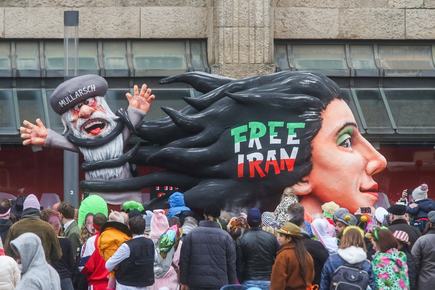 Der politische Wagen von Jacques Tilly mit dem Motiv Free Iran auf der Koenigsallee in Duesseldorf im Rosenmontagszug vom 20.02.2023. Der Zug mit mehr als 10.000 Teilnehmenden begann am Montagmittag i ...