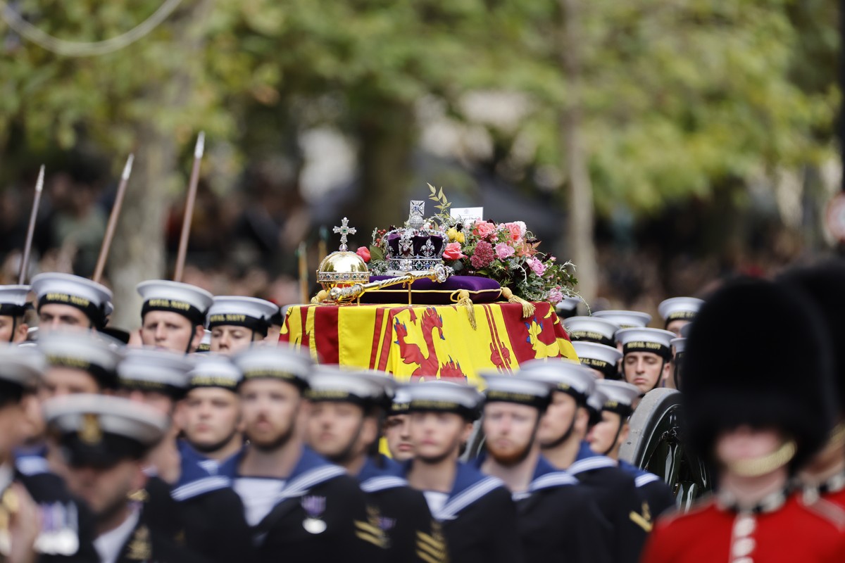 epa10193437 The State Funeral Procession of Queen Elizabeth II in London, Britain, 19 September 2022. Britain's Queen Elizabeth II died at her Scottish estate, Balmoral Castle, on 08 September 20 ...