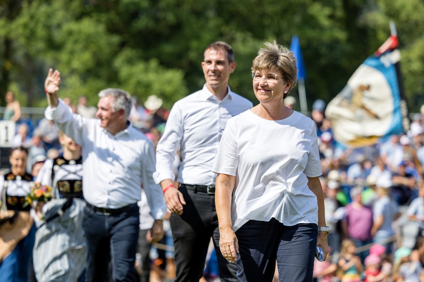 Bundesraetin Viola Amherd, rechts, und Thierry Burkart, Staenderat FDP Aargau, Mitte, nehmen am Festakt teil beim Nordwestschweizer Schwingfest am Sonntag, 7. August 2022 in Brugg. (KEYSTONE/Philipp S ...