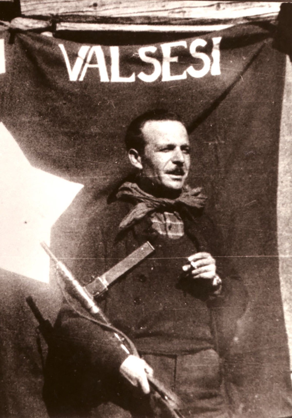 Commandant des partisans communistes dans les vallées de l’Ossola, Eraldo «Ciro» Gastone entra régulièrement en conflit avec les autres groupes de résistants.
https://it.wikipedia.org/wiki/File:Eraldo ...