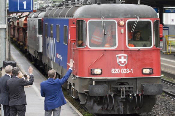ARCHIV - ZUM GEPLANTEN STELLENABBAU VON 1400 PERSONEN UEBER DIE NAECHSTEN VIER JAHRE IM RAHMEN DES PROGRAMMS &quot;RailFit20/30&quot; STELLEN WIR IHNEN DIESES ARCHIVBILD ZUR VERFUEGUNG. - Der erste Gu ...