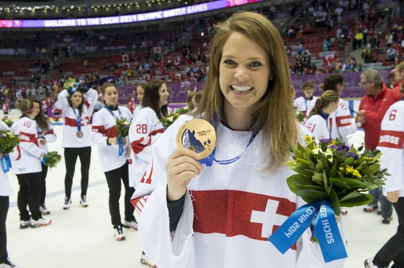 ARCHIVBILD ZUM RUECKTRITT VON FLORENCE SCHELLING --- Switzerland's ice hockey women goalkeeper Florence Schelling celebrates her bronze medal during the women's ice hockey victory ceremony a ...