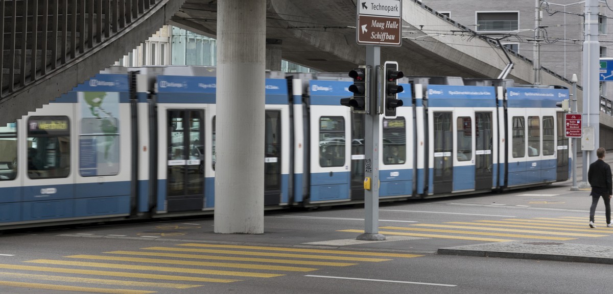 ARCHIV -- ZUM GESCHAEFTSJAHR 2017 DER ZVV STELLEN WIR IHNEN AM DIENSTAG, 26. JUNI 2018, FOLGENDES BILDMATERIAL ZUR VERFUEGUNG -- Traffic at Escher-Wyss-Platz in Zuerich, Switzerland, on July 3, 2017.  ...