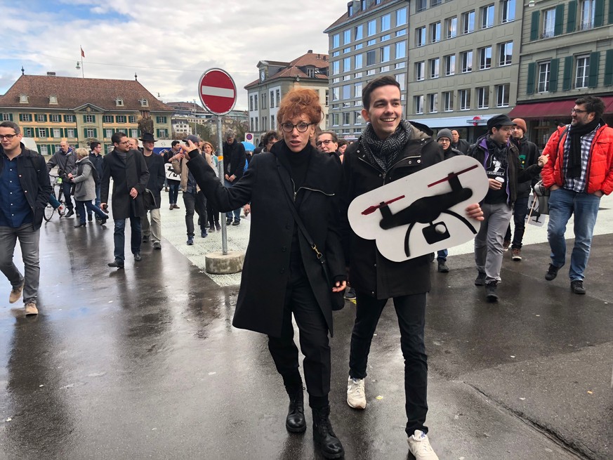 Autorin Sibylle Berg, links, und Dimitri Rougy, rechts, vom Referendumskomitee an der Auftaktveranstaltung zum Referendum gegen das Gesetz zur Überwachung von Versicherten der Sozialversicherungen, am ...