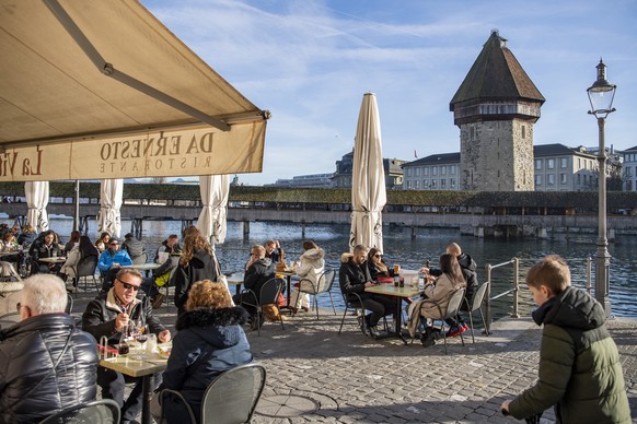 Zahlreiche Besucher geniessen das schoene Winterwetter in der Stadt Luzern am Neujahrstag, am Samstag, 1. Januar 2022. (KEYSTONE/Urs Flueeler)