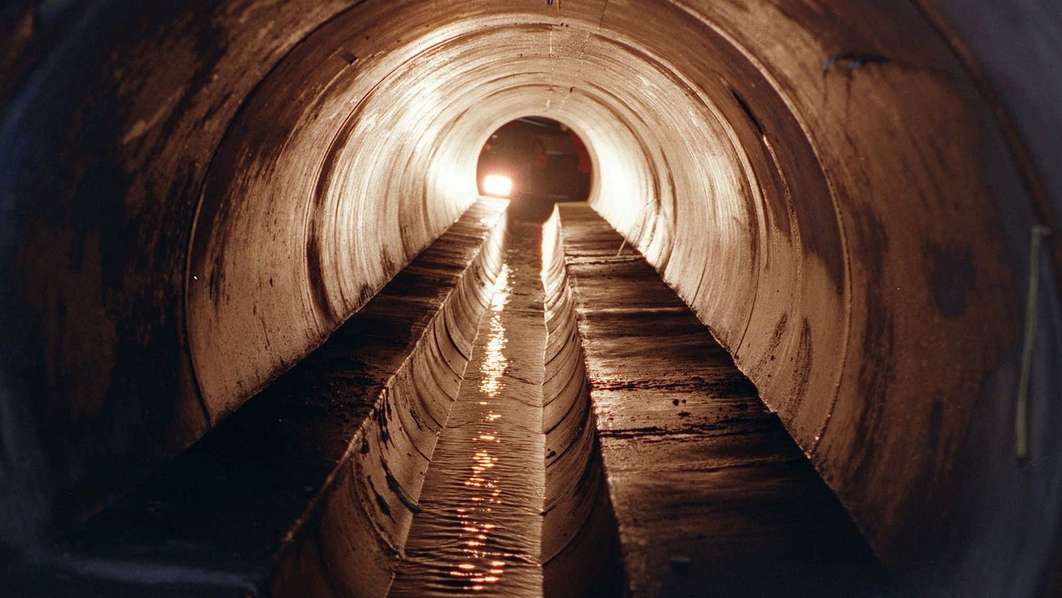 Blick in einen Kanalisationsschacht der Stadt Zuerich unter der Damm-/Roeschibachstrasse, aufgenommen am 10. Oktober 1997. Rund 40 Millionen Franken investiert die Stadtentwaesserung jaehrlich in die  ...