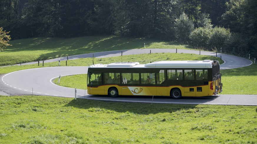 ARCHIV -- ZUR HEUTIGEN BILANZMEDIENKONFERENZ DER POST AM DONNERSTAG, 7. MAERZ 2019, STELLEN WIR IHNEN FOLGENDES BILDMATERIAL ZUR VERFUEGUNG -- Ein Postauto ist auf der Fahrt durch das Eigenthal im Kan ...