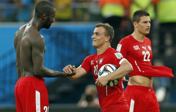 epa04282028 Switzerland&#039;s Xherdan Shaqiri (C) and Johan Djourou (L) celebrate with the fans after winning the FIFA World Cup 2014 group E preliminary round match between Honduras and Switzerland  ...