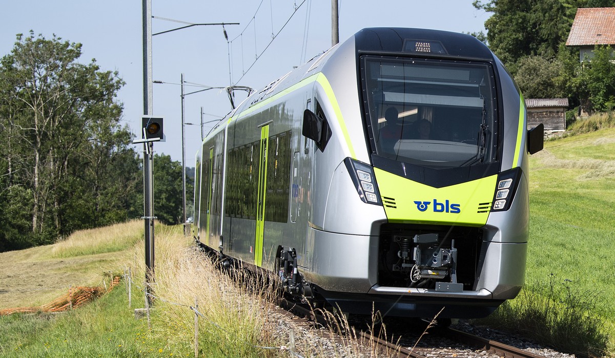 Der neue BLS Pendelzug RABe 528 vom Typ Flirt des Erbauers Stadler Rail verkehrt auf einer Teststrecke der Betreiberfirma Emmentalbahn zwischen Duerrenroth und Huttwil, am Donnerstag, 25. Juni 2020, i ...