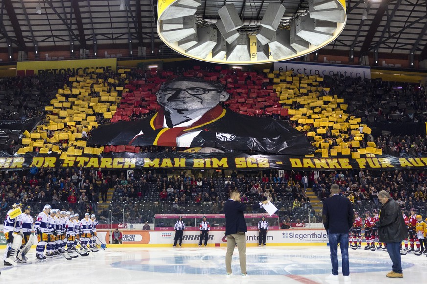 Der abtretende SCB CEO Marc Luethi wird mit einer Choreographie der Fans geeehrt, vor dem Eishockey Meisterschaftsspiel der National League zwischen dem SC Bern und dem EV Zug, am Freitag, 16. Septemb ...