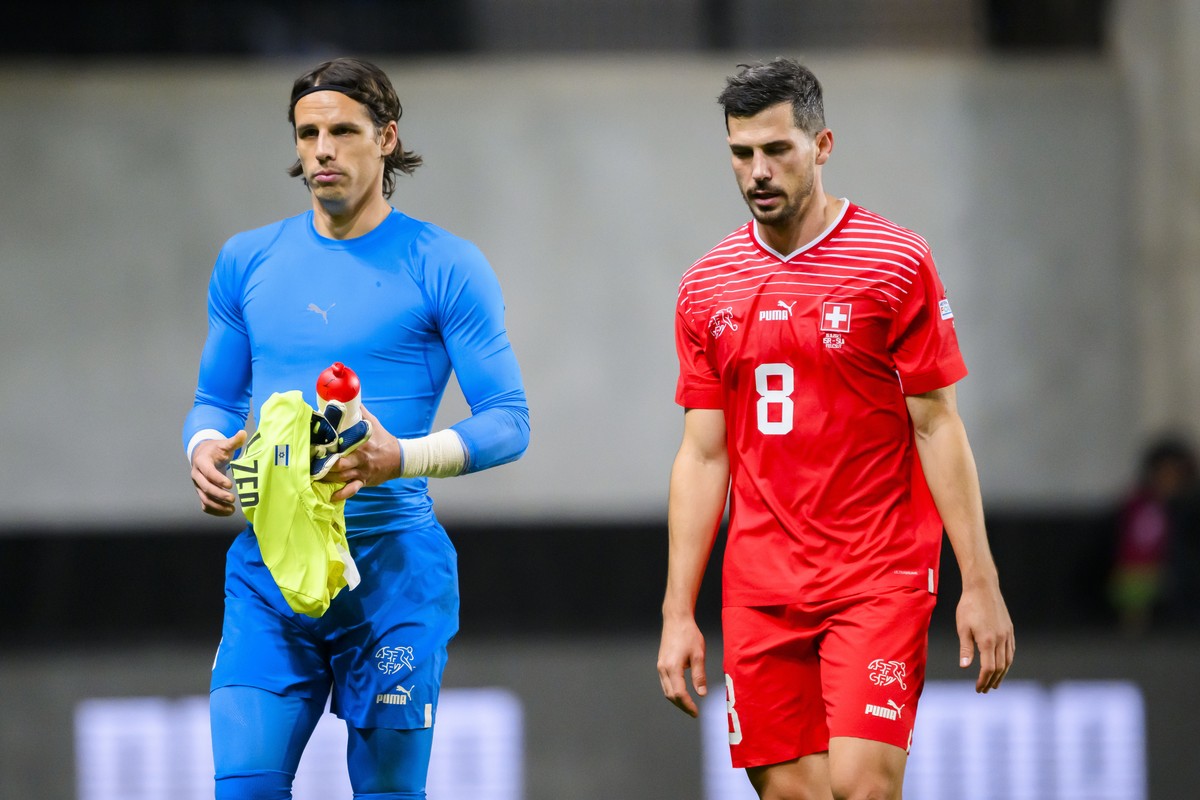 epa10977231 Switzerland's goalkeeper Yann Sommer (L) and Switzerland's midfielder Remo Freuler leave the pitch after the UEFA Euro 2024 qualifying group I soccer match between Israel and Swi ...