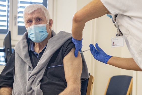 Der 80-jährige Max Clapasson wird als erste Person im Kanton Uri geimpft.