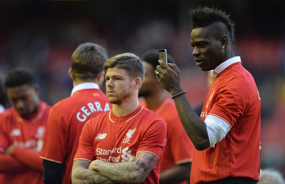 epa04752105 Liverpool&#039;s Mario Balotelli (R) and Liverpool&#039;s Alberto Moreno (C) react as they walk around the pitch after playing the last home game of the season during the English Premier L ...