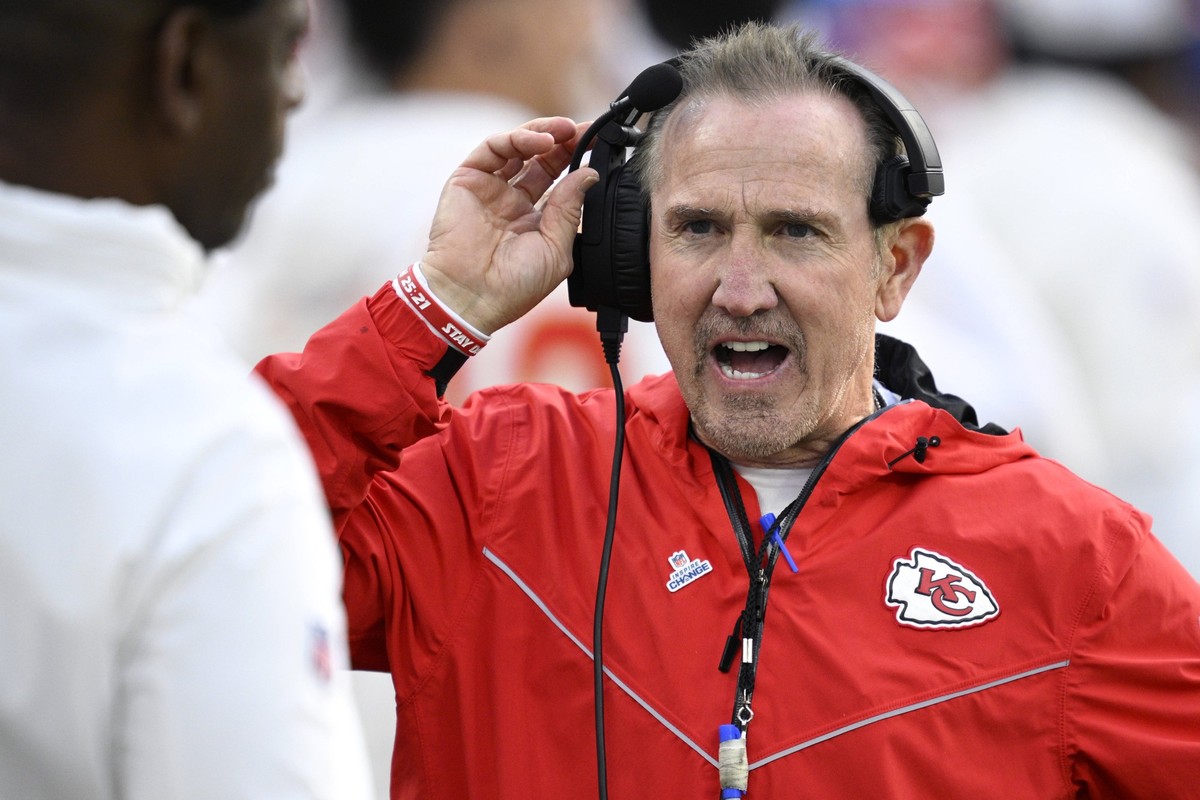 NFL, American Football Herren, USA Kansas City Chiefs at Los Angeles Chargers Jan 7, 2024 Inglewood, California, USA Kansas City Chiefs defensive coordinator Steve Spagnuolo looks on during the first  ...