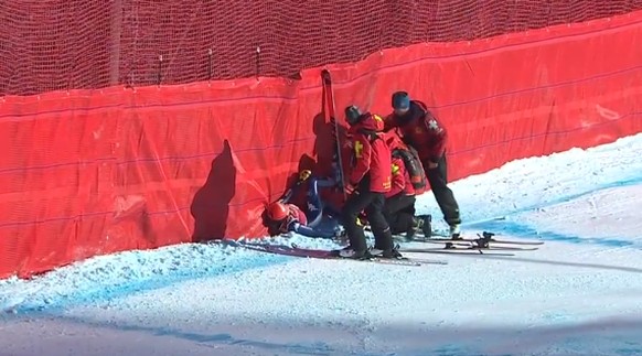 Brignone stürzt an der gleichen Stelle, durchschneidet die Fangnetze aber nicht.