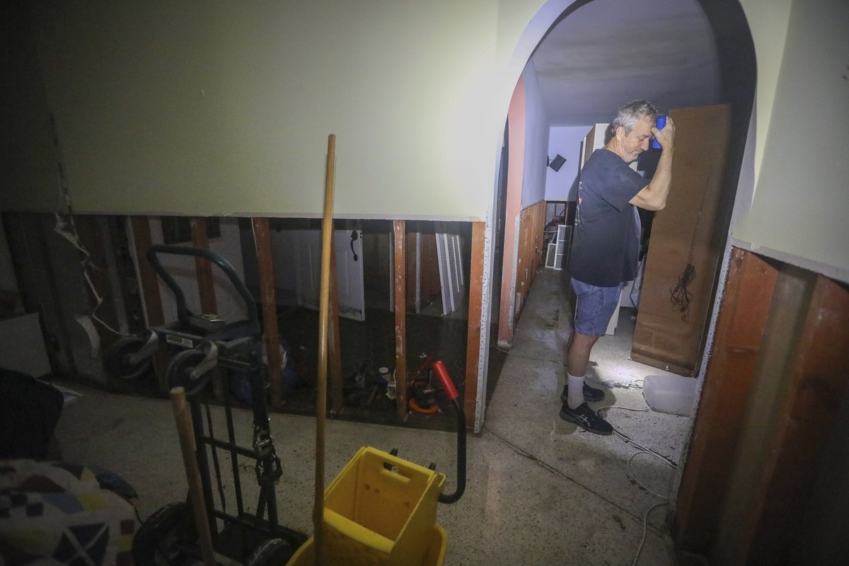 Doug Manning surveys damage to his Siesta Key, Fla., home after Hurricane Milton made landfall nearby Thursday, Oct. 10, 2024. (Chris Urso/Tampa Bay Times via AP)