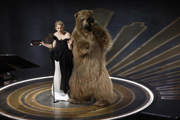 epa10518872 Elizabeth Banks during the 95th annual Academy Awards ceremony at the Dolby Theatre in Hollywood, Los Angeles, California, USA, 12 March 2023. The Oscars are presented for outstanding indi ...