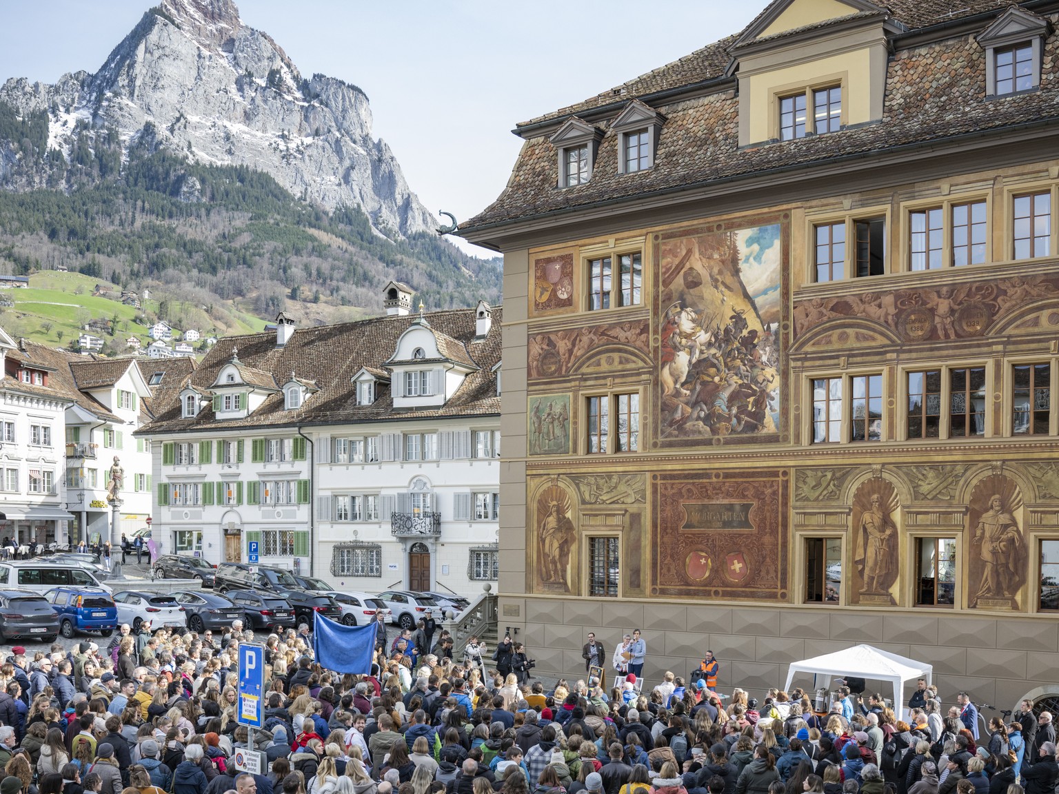 Rund 600 Demonstrierende versammeln sich anlaesslich einer Manifestation der Lehrerschaft des Kantonalen Lehrerinen und Lehrerverband Schwyz gegen die zurzeitigen Arbeitsbedingungen vor dem Regierungs ...