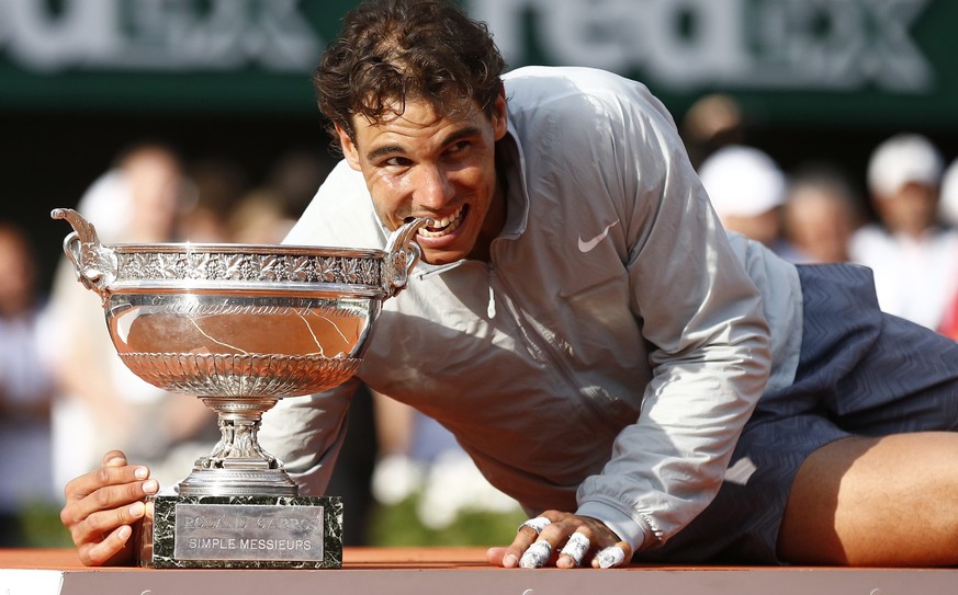 epa04245419 Rafael Nadal of Spain poses with the trophy after winning the men&#039;s final match against Novak Djokovic of Serbia at the French Open tennis tournament at Roland Garros in Paris, France ...