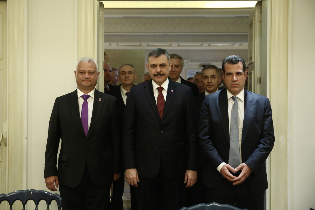 epa12921549 Greek Minister of Migration and Asylum Athanasios Plevris (R) poses for a picture with Interior Minister of Turkey Mustafa Ciftci (C) and Interior Minister of Bulgaria Emil Dechev (L) duri ...