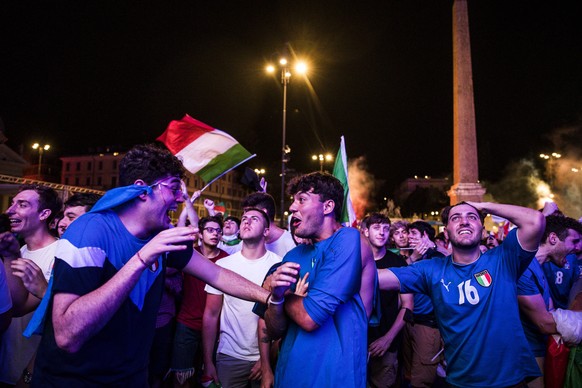 epa09327139 Italy fans cheer on their team as they watch the UEFA EURO 2020 semi final match between Italy and Spain at a public viewing in Piazza del Popolo, Rome, Italy, 06 July 2021. EPA/ANGELO CAR ...